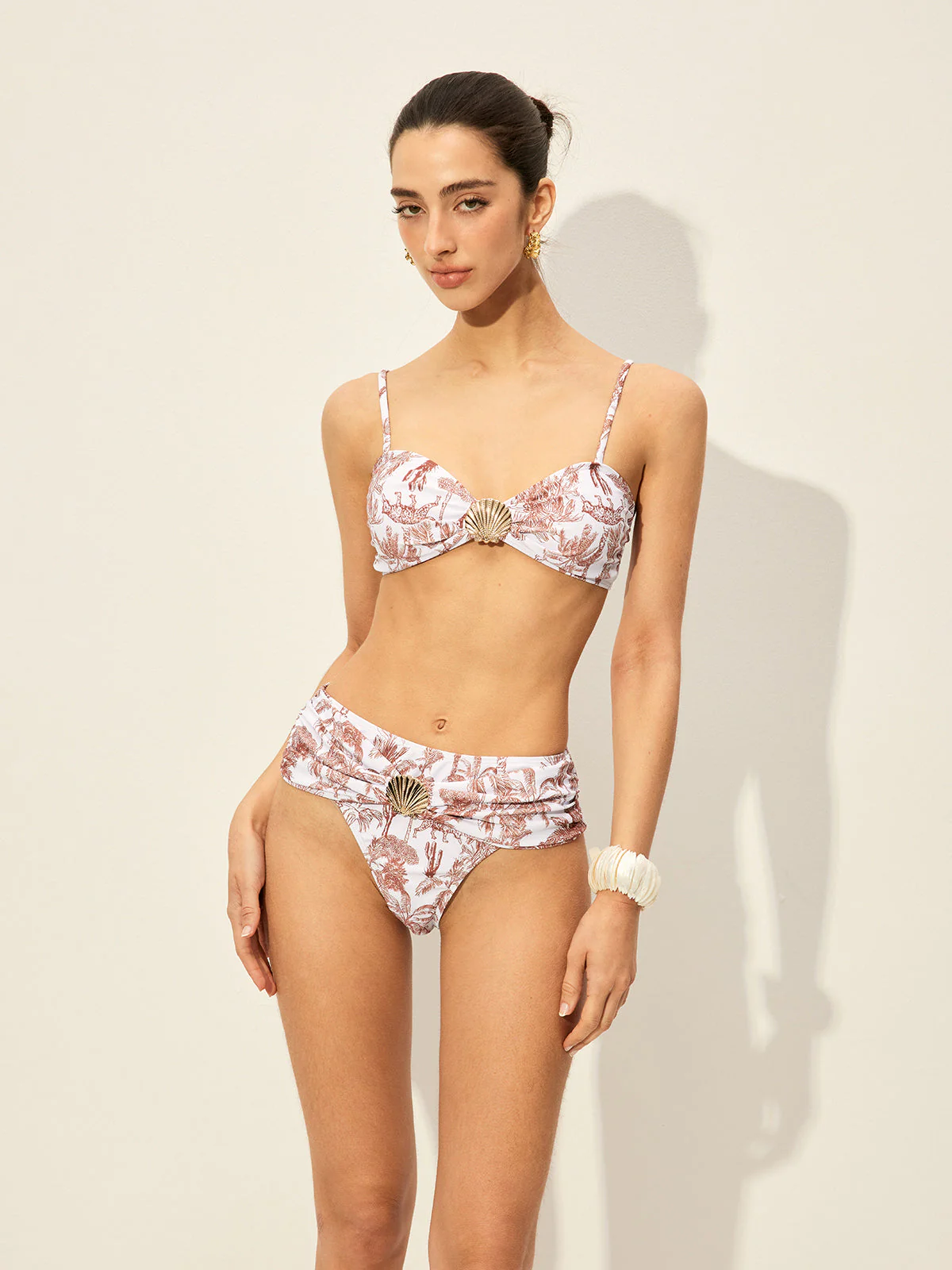Şıklık Katan Kabuk Detaylı Açık Renkli Çiçekli Bikini Takımı